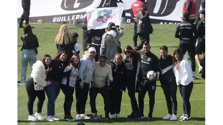 Arengazo de los hinchas de Colo Colo junto a los familiares de los jugadores