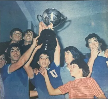 Los azules festejando la Copa Polla Gol en 1979 (Archivo>)