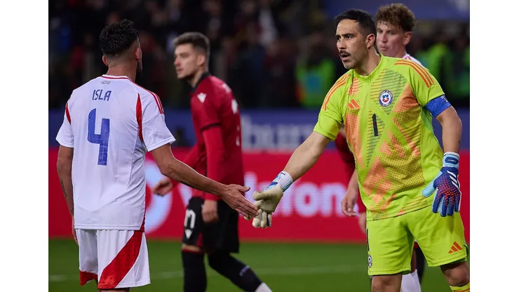 Claudio Bravo le dedicó emotivas palabras a Mauricio Isla antes de su primer Superclásico con Colo Colo. (Foto: Getty Images)