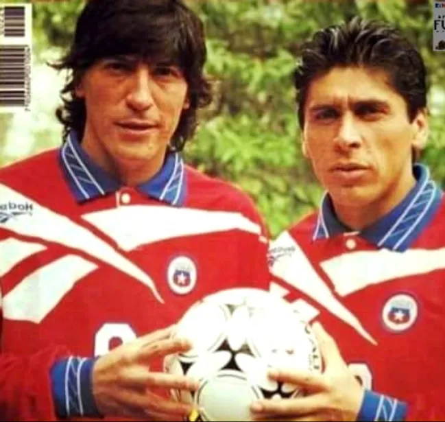 Coke Contreras junto a Iván Zamorano con la camiseta de la Roja | FOTO: Archivo