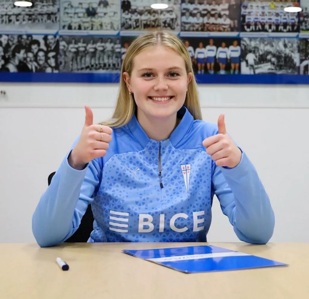 Alessandra Valle firmando su contrato por la U (Cruzadas)