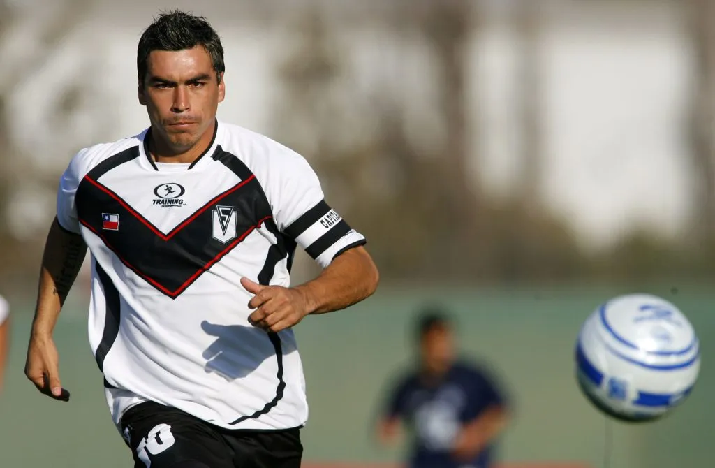 Esteban Paredes ve complejo regresar a las canchas. (Foto: Photosport)