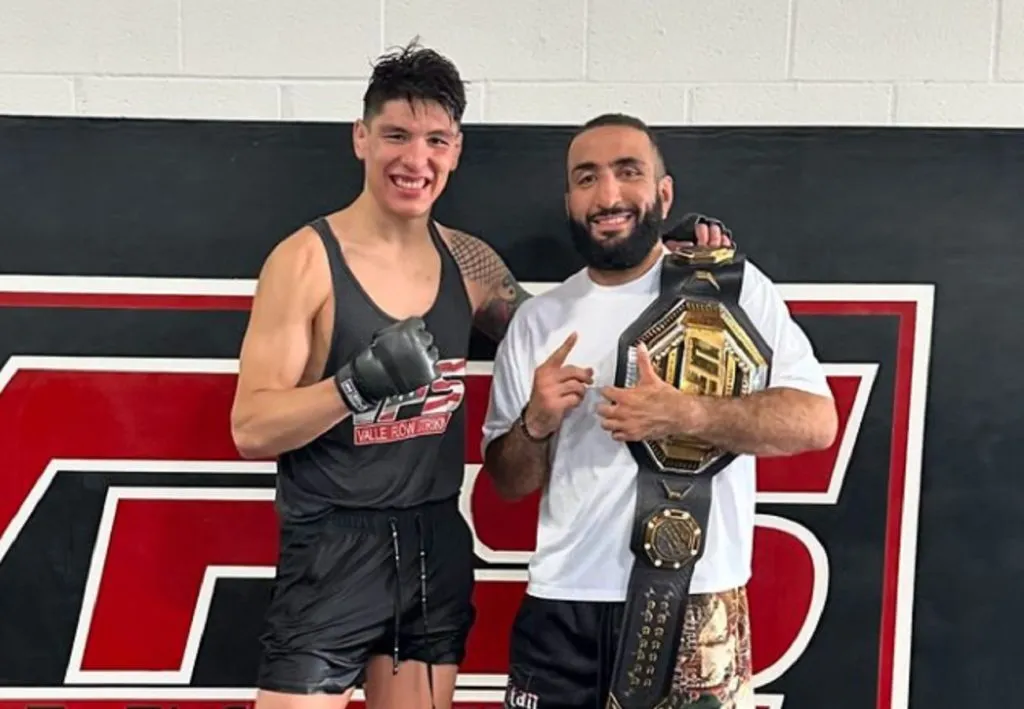 Ignacio Jaula Bahamondes recibiendo a su compadre Belal Muhammad en la VFS Academy tras haber conquistado el título de las 170 libras.