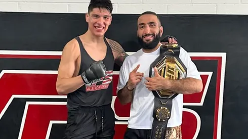 Ignacio Jaula Bahamondes recibiendo a su compadre Belal Muhammad en la VFS Academy tras haber conquistado el título de las 170 libras.