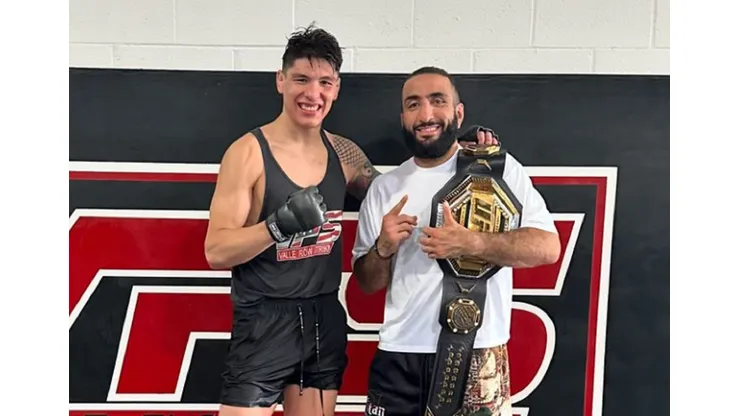 Ignacio Jaula Bahamondes recibiendo a su compadre Belal Muhammad en la VFS Academy tras haber conquistado el título de las 170 libras.