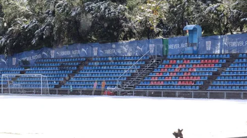 Así quedó el Complejo Deportivo Raimundo Tupper tras la nieve que cayó en la precordillera. (Foto: @Cruzados)
