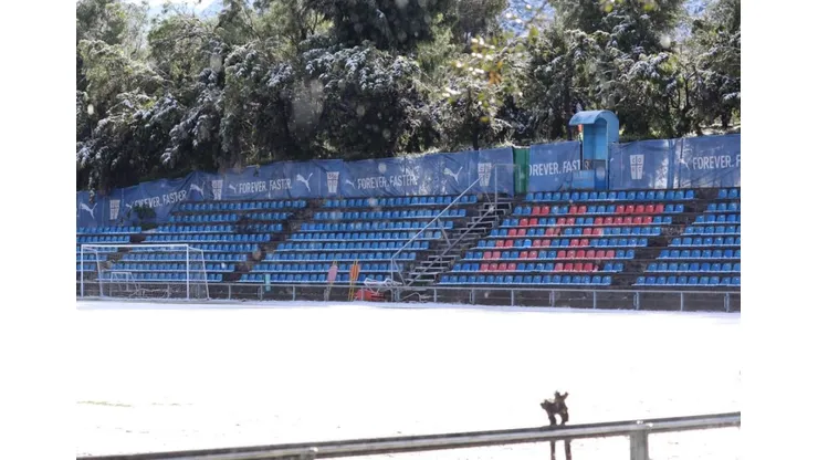 Así quedó el Complejo Deportivo Raimundo Tupper tras la nieve que cayó en la precordillera. (Foto: @Cruzados)