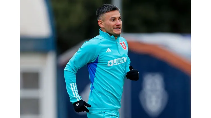 Charles Aránguiz expresó su emoción por volver a Universidad de Chile.