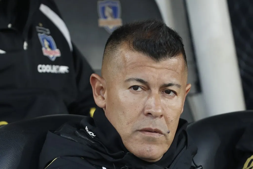 Jorge Almirón espera un último refuerzo en Colo Colo, aunque tiene claro que la situación es complicada, por lo que se enfoca en adaptarse a la baja de Alan Saldivia por lesión. (Foto: Photosport)
