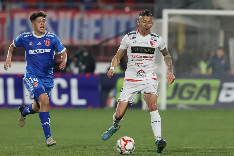 Morales llegando a la marca de Reynero (Photosport)