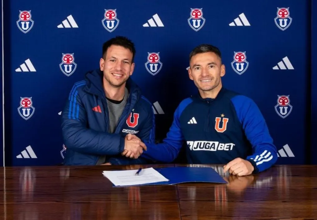 Charles Aránguiz firmó esta tarde como nuevo refuerzo de Universidad de Chile