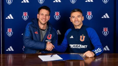 Charles Aránguiz firmó esta tarde como nuevo refuerzo de Universidad de Chile