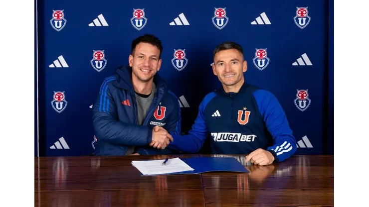 Charles Aránguiz firmó esta tarde como nuevo refuerzo de Universidad de Chile