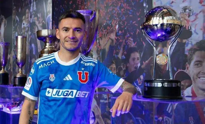 Aránguiz junto a su Copa Sudamericana (Prensa UCH)