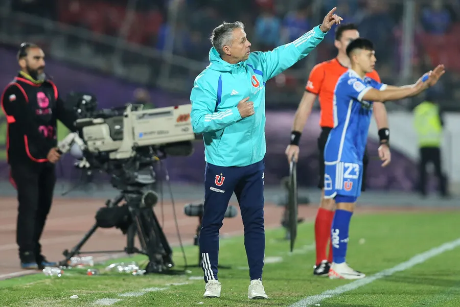 Álvarez tendrá que decidir si incluye o no a Aránguiz frente a Colo Colo. | Foto: Photosport