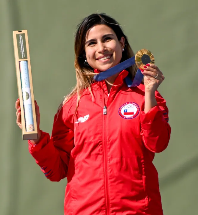 Crovetto mostrando su medalla de oro al mundo | FOTO: Team Chile