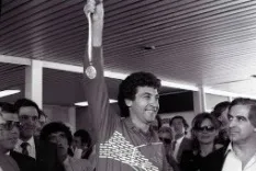 De Iruarrizaga llegando triunfal luego de Seúl ’88 (Archivo)