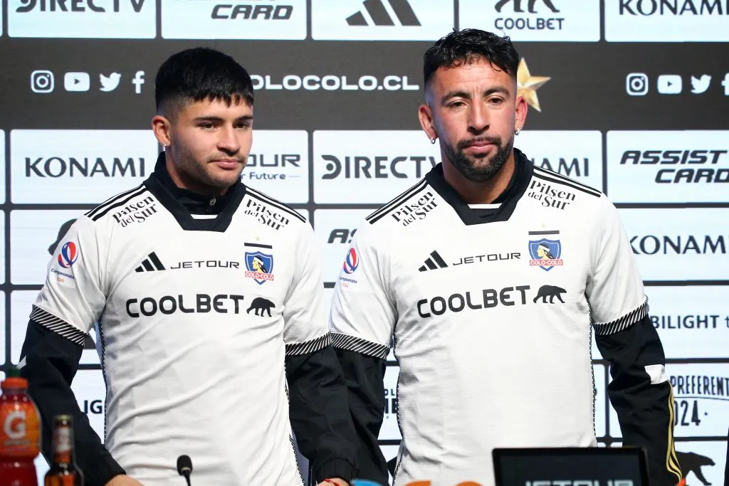 Mauricio Isla y Cristian Riquelme posando con la camiseta de Colo Colo | FOTO: Javier SalvoPhotosport