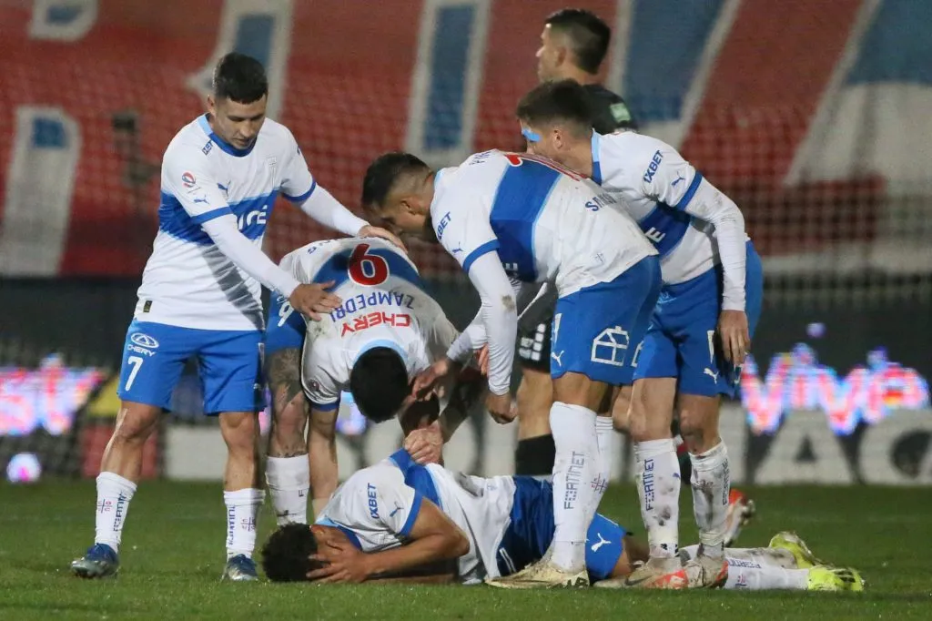 Rossel fue apoyado por sus compañeros tras convertir su primer tanto con la UC | Foto: Dragomir Yankovic/Photosport