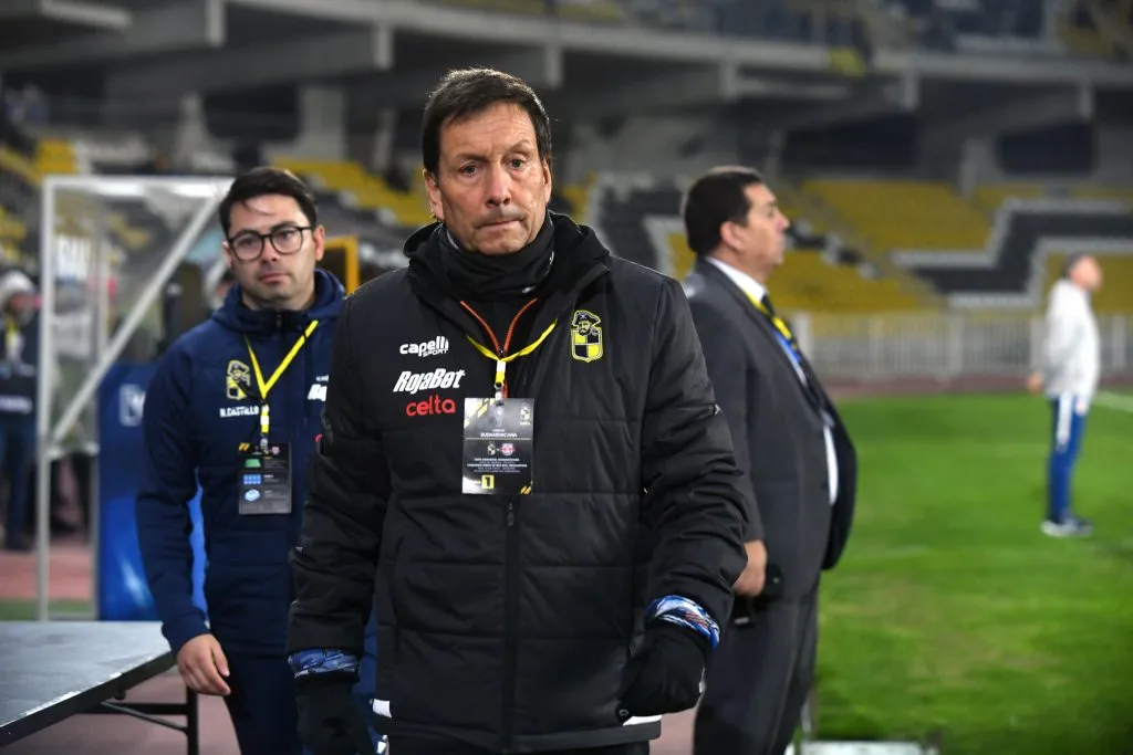 Fernando Díaz quedó muy molesto con el arbitraje. (Foto: Photosport)