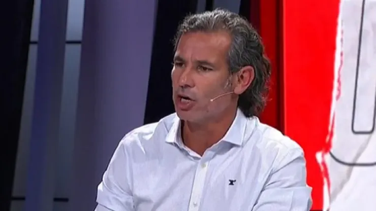 Poli se queda con Aránguiz sobre Isla.