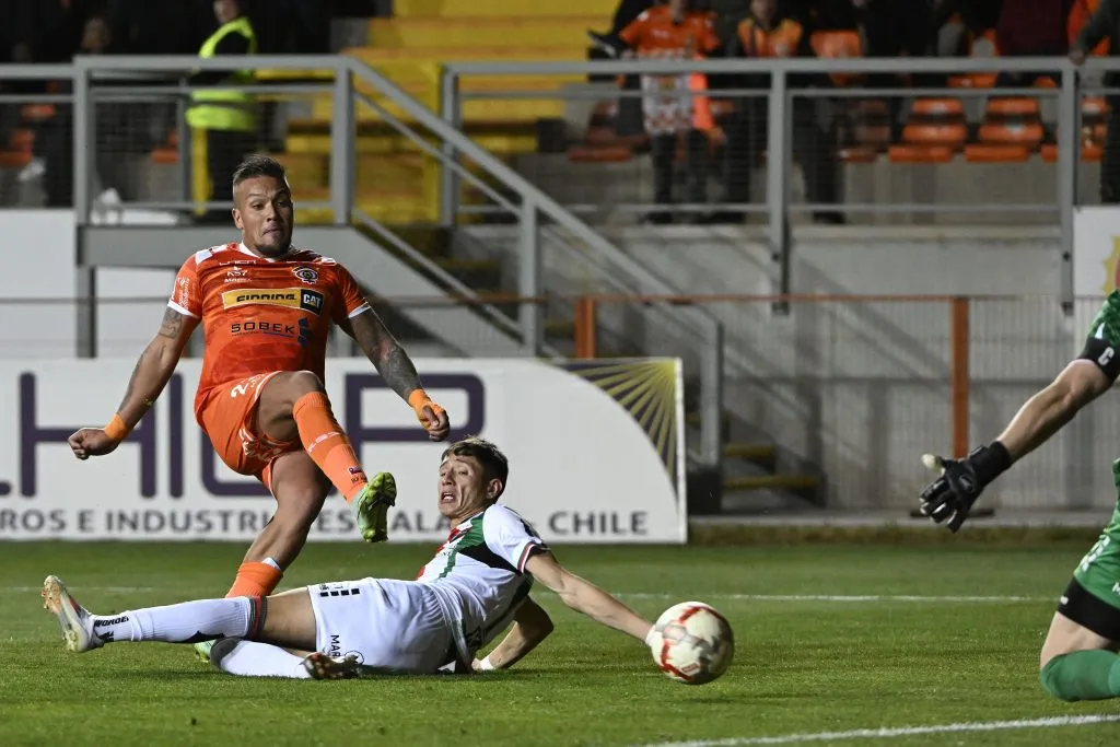 Javier Parraguez queda fuera por molestias físicas del partido entre Cobreloa y Cobresal. (Foto: Photosport)