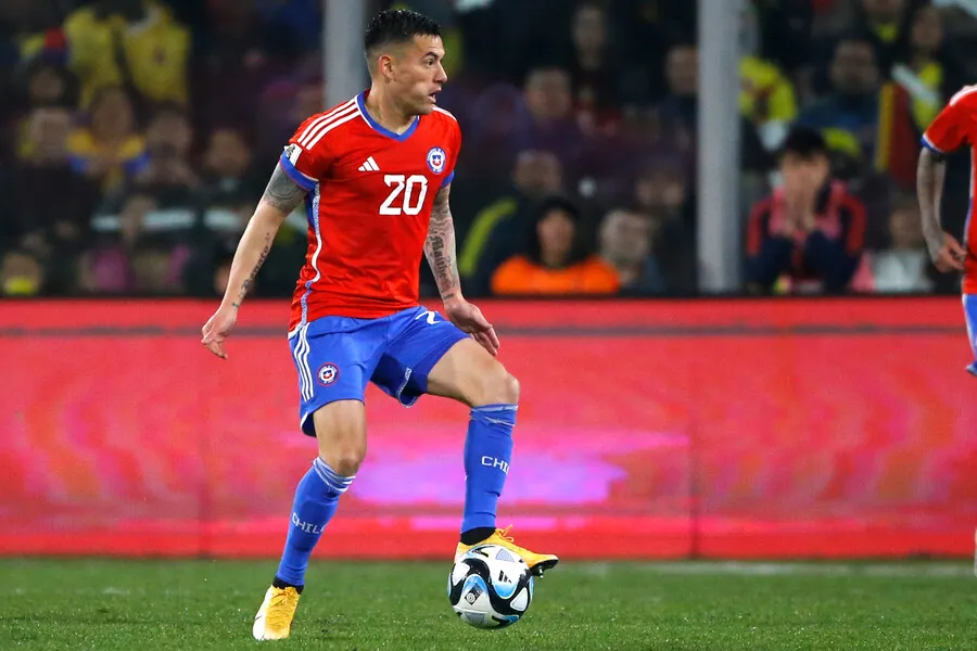 Aránguiz podría debutar ante Colo Colo en el Superclásico. | Foto: Photosport