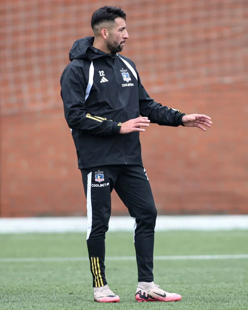 Mauricio Isla en su primer entrenamiento en el Estadio Monumental. (Foto: @ColoColo)
