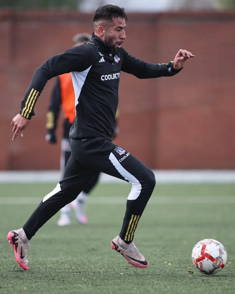 Mauricio Isla en su primer entrenamiento en el Estadio Monumental. (Foto: @ColoColo)