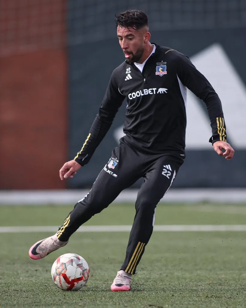 Mauricio Isla en su primer entrenamiento en el Estadio Monumental. (Foto: @ColoColo)