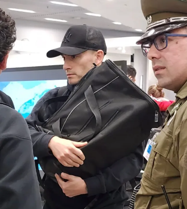 Charles Aránguiz en su llegada al Aeropuerto de Santiago | FOTO: Captura