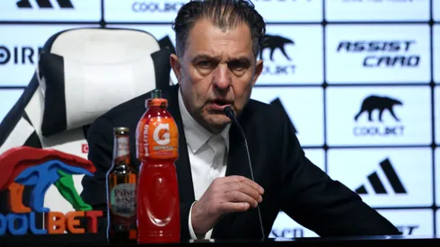 Aníbal Mosa en la presentación de Mauricio Isla y Cristián Riquelme. (Foto: Javier Salvo/Photosport)