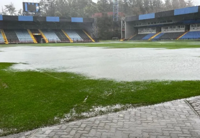Así se ve la cancha del Estadio de Huachipato en medio del temporal. (Foto: Franco Fierro)