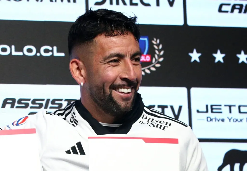 Mauricio Isla fue presentado este jueves en Colo Colo. (Foto: Photosport)
