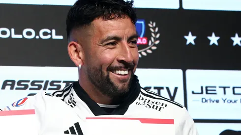 Mauricio Isla fue presentado este jueves en Colo Colo. (Foto: Photosport)