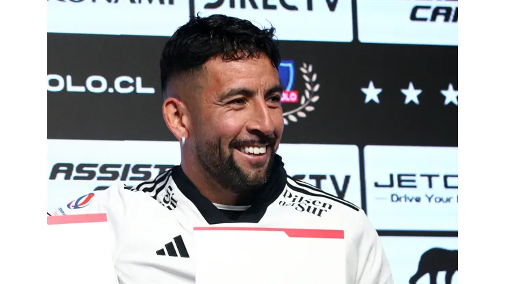 Mauricio Isla fue presentado este jueves en Colo Colo. (Foto: Photosport)
