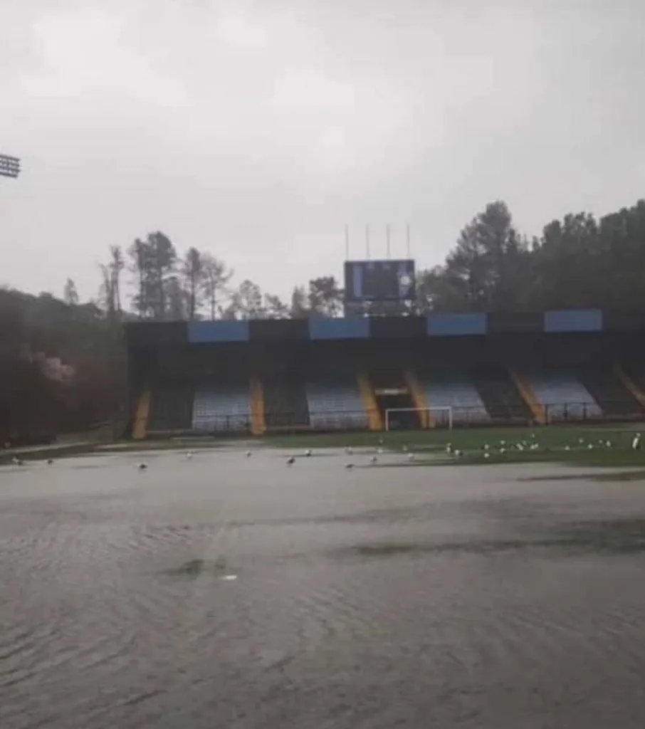 Así se ve la cancha del Estadio de Huachipato en medio del temporal.