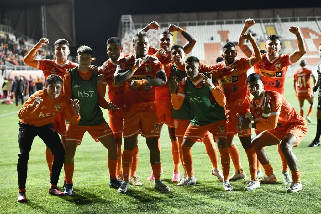 Los jugadores loínos celebrando el triunfo ante los Árabes | FOTO: Pedro Tapia/Photosport