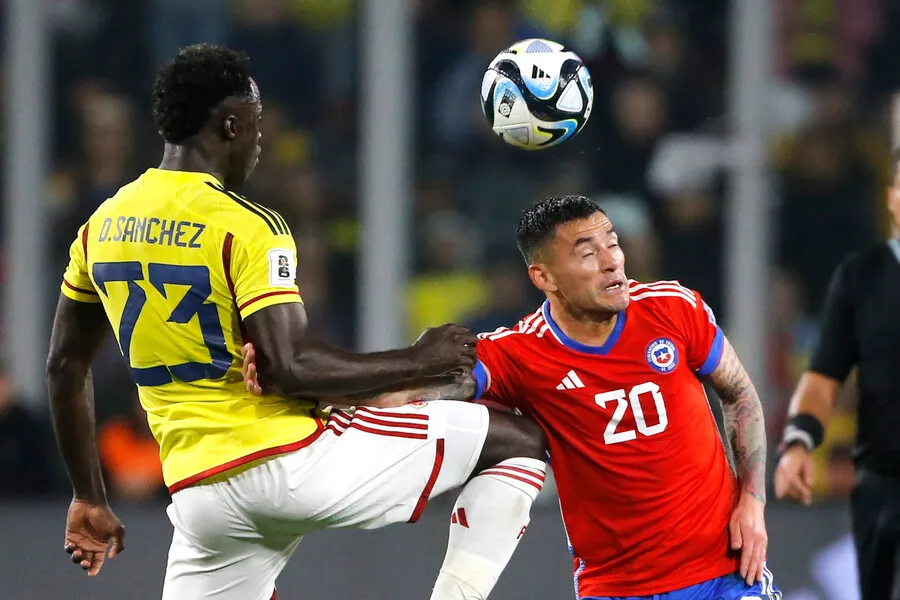 Yáñez apuntó a Charles Aránguiz. | Foto: Photosport