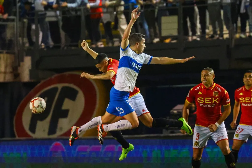 Agustín Farías quedó descartado para el Clásico ante Colo Colo. (Foto: Marcelo Hernández/Photosport)