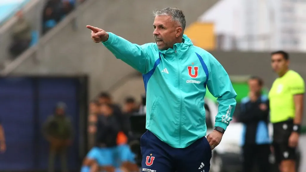 Gustavo Álvarez toma decisiones en Universidad de Chile.