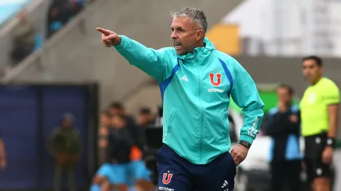 Gustavo Álvarez toma decisiones en Universidad de Chile.