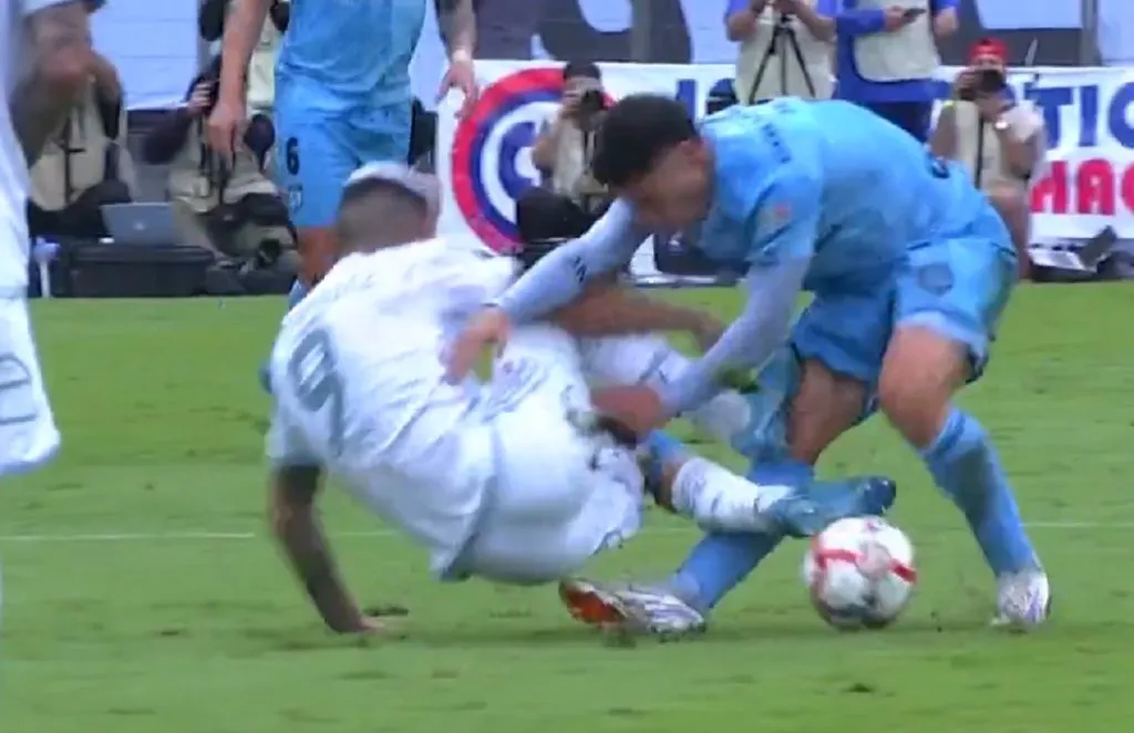 La infracción de Fernández con la que se ganó tarjeta roja (Captura)