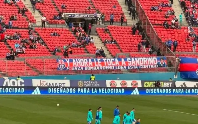 El apoyo de los hinchas de la U a Sandrino Castec (Bolavip)