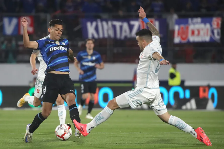 Zaldivia es un pilar de la defensa azul. | Foto: Photosport