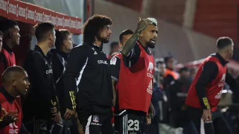 Maximiliano Falcón y Arturo Vidal están en riesgo para el clásico. (Foto: Dragomir Yankovic/Photosport)