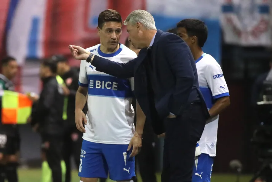 Poli le exige a Tiago Nunes. | Foto: Photosport