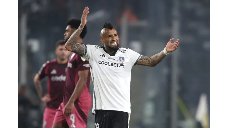 Arturo Vidal continuaría en Colo Colo.