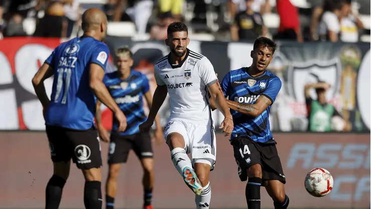 Futbol, Colo Colo vs Huachipato. Fecha 3, campeonato Nacional 2024. El jugador de Colo Colo Emiliano Amor, izquierda, disputa el balon con Carlo Villanueva de Huachipato durante el partido de primera division realizado en el estadio Monumental de Santiago, Chile. 03/03/2024 Pepe Alvujar/Photosport Football, Colo Colo vs Huachipato. 3rd turn, 2024 National Championship. Colo Colo’s player Emiliano Amor, left, vies for the ball against Carlo Villanueva of Huachipato during the first division match held at the Monumental stadium in Santiago, Chile. 03/03/2024 Pepe Alvujar/Photosport