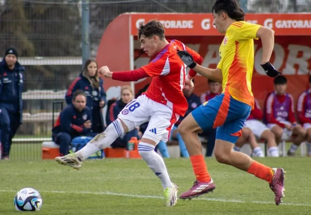 El delantero que representará a La Roja en Bolivia tiene 15 años. Juega en Vélez Sarsfield.